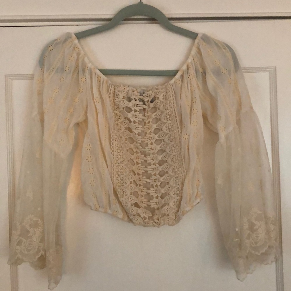 white lace crop top with float sleeves